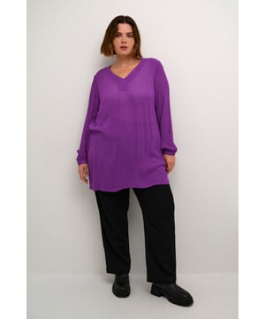 Regular fit,Lange mouwen  Fijne was 30°, niet bleken, niet in de droger drogen, Liggend laten drogen in de schaduw, koud strijken max. 110° C, Chemisch laten reinigen.  100% Viscose (LENZING™ ECOVERO™)