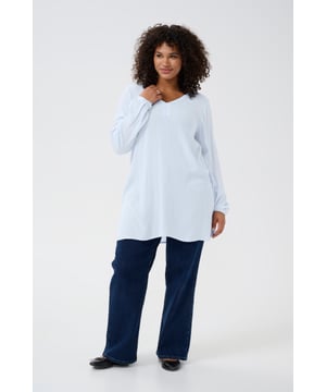 Regular fit,Lange mouwen  Fijne was 30°, niet bleken, niet in de droger drogen, Liggend laten drogen in de schaduw, koud strijken max. 110° C, Chemisch laten reinigen.  100% Viscose (LENZING™ ECOVERO™)
