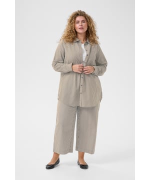 Loose fit,Knie,Lange mouwen  Wassen op 30°, niet bleken, drogen in droger behoedzaam, Druipnat ophangen in de schaduw, warm strijken max. 150° C, Droogreiniging  100% Katoen