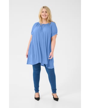 A-shape,Korte mouwen  Fijne was 30°, niet bleken, niet in de droger drogen, Liggend laten drogen in de schaduw, koud strijken max. 110° C, Chemisch laten reinigen.  100% Viscose (LENZING™ ECOVERO™)