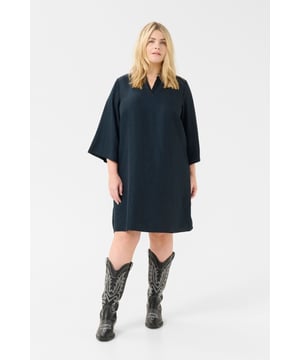 Regular fit,Knie,3/4 mouwen  Wassen op 30°, niet bleken, niet in de droger drogen, Druipnat ophangen in de schaduw, warm strijken max. 150° C, Droogreiniging  100% Polyester