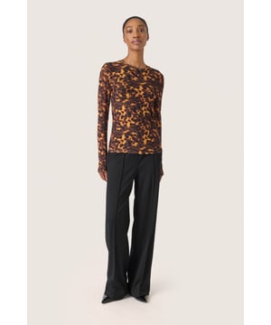 Regular fit,Lange mouwen  Fijne was 30°, niet bleken, niet in de droger drogen, Druipnat ophangen, koud strijken max. 110° C, Niet droog reinigen  95% Polyester,5% Elastaan