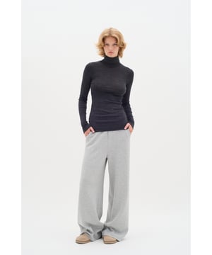 Slim fit,Lange mouwen  Fijne was 30°, niet bleken, niet in de droger drogen, Druipnat ophangen in de schaduw, koud strijken max. 110° C, Niet droog reinigen  100% Wol