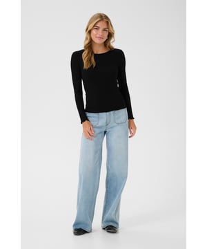 Regular fit,3/4 mouwen  Fijne was 30°, niet bleken, niet in de droger drogen, Druipnat ophangen in de schaduw, koud strijken max. 110° C, Droogreiniging  96% Viscose,4% Elastaan