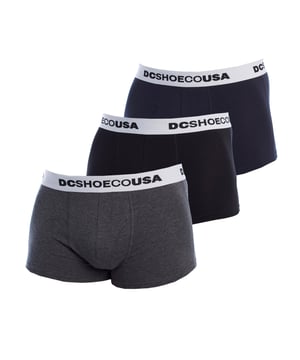 Este pack de 3 bóxers de DC SHOES está diseñado para ofrecer máxima comodidad con un diseño sobrio y funcional. Pensado para el hombre moderno, combina calidad textil con una estética urbana reconocible, gracias a la cintura elástica con el logo distintivo de la marca.

Detalles:
- Pack compuesto por 3 bóxers de corte clásico.
- Cintura elástica con el logotipo DCSHOECOUSA en contraste.
- Ajuste ceñido que ofrece sujeción sin incomodidad.
- Tejido suave de algodón ligero y transpirable para uso prolongado.
- Costuras planas que evitan rozaduras.
- Ideal para el uso diario y el confort durante todo el día.

Una prenda básica que refleja el carácter urbano y funcional de DC SHOES. Este pack de boxers hombre es la elección perfecta para quienes valoran la calidad, la durabilidad y el diseño con identidad propia, incluso en sus prendas más esenciales.
 Composición: 95% Algodón, 5% Elastano
 Cuidados:
Lavar a máquina en frío (máx. 30 °C).
No usar lejía.
No usar secadora.
No planchar.
