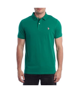 Inspirado en la herencia deportiva de la marca, este polo U.S. Polo Assn. ofrece una combinación perfecta de tradición y modernidad. Diseñado para el hombre que valora la autenticidad, su corte impecable y sus detalles bordados lo convierten en una prenda esencial del armario contemporáneo.

Detalles:
- Cuello clásico tipo polo con tapeta de dos botones.
- Mangas cortas.
- Detalle de ribete en el interior del cuello.
- Logo U.S. Polo Assn. bordado en el pecho.
- Corte regular que garantiza comodidad y libertad de movimiento.
- Tejido de piqué transpirable de alta calidad.

En U.S. Polo Assn., cada prenda cuenta una historia de autenticidad, tradición y estilo deportivo. Este polo hombre no es solo una prenda básica: representa el legado oficial del deporte del polo y refleja nuestra pasión por la calidad, el diseño y la elegancia casual. Viste con identidad, viste con historia.
 Composición: 100% Algodón
 Cuidados:
Lavar a máquina en frío (máx. 30 °C).
No usar lejía.
Planchar a temperatura baja si es necesario.
Secar al aire, evitar secadora.