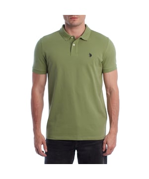 Inspirado en la herencia deportiva de la marca, este polo U.S. Polo Assn. ofrece una combinación perfecta de tradición y modernidad. Diseñado para el hombre que valora la autenticidad, su corte impecable y sus detalles bordados lo convierten en una prenda esencial del armario contemporáneo.

Detalles:
- Cuello clásico tipo polo con tapeta de dos botones.
- Mangas cortas.
- Detalle de ribete en el interior del cuello.
- Logo U.S. Polo Assn. bordado en el pecho.
- Corte regular que garantiza comodidad y libertad de movimiento.
- Tejido de piqué transpirable de alta calidad.

En U.S. Polo Assn., cada prenda cuenta una historia de autenticidad, tradición y estilo deportivo. Este polo hombre no es solo una prenda básica: representa el legado oficial del deporte del polo y refleja nuestra pasión por la calidad, el diseño y la elegancia casual. Viste con identidad, viste con historia.
 Composición: 100% Algodón
 Cuidados:
Lavar a máquina en frío (máx. 30 °C).
No usar lejía.
Planchar a temperatura baja si es necesario.
Secar al aire, evitar secadora.