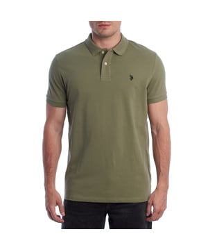 Inspiriert vom sportlichen Erbe der Marke ist dieses US Polo Assn. Poloshirt bietet eine perfekte Kombination aus Tradition und Moderne. Entworfen für den Mann, der Wert auf Authentizität legt, machen sein tadelloser Schnitt und die gestickten Details es zu einem Grundbestandteil jeder modernen Garderobe.

 Details:
 - Klassischer Kragen im Polo-Stil mit Zwei-Knopf-Leiste.
 - Kurze Ärmel.
 - Paspeldetail an der Innenseite des Halses.
 - US Polo Assn. Logo auf der Brust gestickt.
 - Normaler Schnitt, der Komfort und Bewegungsfreiheit garantiert.
 - Hochwertiger, atmungsaktiver Piqué-Stoff.

 Bei US Polo Assn. erzählt jedes Kleidungsstück eine Geschichte von Authentizität, Tradition und sportlichem Stil. Dieses Poloshirt für Herren ist nicht nur ein Basic: Es repräsentiert das offizielle Erbe des Polosports und spiegelt unsere Leidenschaft für Qualität, Design und lässige Eleganz wider. Kleiden Sie sich mit Identität, kleiden Sie sich mit Geschichte.
 Komposition: 100% Baumwolle
 Pflege:
Maschinenwäsche kalt (max. 30 °C).
 Verwenden Sie kein Bleichmittel.
 Bei Bedarf bei niedriger Temperatur bügeln.
 Lufttrocknen, Trockner vermeiden.