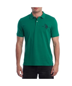 Inspirado en la herencia deportiva de la marca, este polo U.S. Polo Assn. ofrece una combinación perfecta de tradición y modernidad. Diseñado para el hombre que valora la autenticidad, su corte impecable y sus detalles bordados lo convierten en una prenda esencial del armario contemporáneo.

Detalles:
- Cuello clásico tipo polo con tapeta de dos botones.
- Mangas cortas.
- Detalle de ribete tricolor en el interior del cuello.
- Logo U.S. Polo Assn. bordado en el pecho con inscripción “Since 1890”.
- Corte regular que garantiza comodidad y libertad de movimiento.
- Tejido de piqué transpirable de alta calidad.

En U.S. Polo Assn., cada prenda cuenta una historia de autenticidad, tradición y estilo deportivo. Este polo hombre no es solo una prenda básica: representa el legado oficial del deporte del polo y refleja nuestra pasión por la calidad, el diseño y la elegancia casual. Viste con identidad, viste con historia.
 Composición: 100% Algodón
 Cuidados:
Lavar a máquina en frío (máx. 30 °C).
No usar lejía.
Planchar a temperatura baja si es necesario.
Secar al aire, evitar secadora.