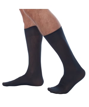 Paquete de 2 Calcetines Ejecutivos para Hombre de Kisses&Love. 

Estos calcetines de agarre suave son perfectos para el uso diario, están diseñados para maximizar su comodidad.

Mejores calcetines de oficina. Mejor estilo empresarial. Nuestros calcetines de negocio están fabricados con 100% poliamida de primera calidad. Obtendrá calidez, comodidad, transpirabilidad y estabilidad al usar estos calcetines ejecutivos anti presión.

Son perfectamente ajustables, no se arrugan ni se caen. Es la elección perfecta para el hombre moderno que busca confort, estilo y elegancia en su vestimenta de trabajo o diaria.

Estos calcetines clásicos son ideales para usar durante todo el año y se combinan bien con zapatos formales o casuales. Son una excelente opción para viajes de negocios. Cada pack incluye 2 pares de calcetines, presentados en una caja, y disponibles en la talla 40-45.

Los colores simples combinan perfectamente con trajes o ropa casual de negocios, mejorando cualquier look profesional. Puedes elegir entre los diferentes colores disponibles.

Su firme sujeción evita que el calcetín se caiga y permite que el pantalón deslice fácilmente por la pierna. 

¡Elige estilo, calidad y confort con Kisses&Love!
 Composición: 100% Poliamida
 Cuidados:
- Lavar a mano.
- No usar lejía.
- No admite lavado en seco.
- No utilizar secadora.
- No planchar.