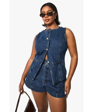 Sleeveless denim waistcoat with round neckline and button-through front closure
        Structured silhouette with flattering seam detailing for a defined shape
        Practical front patch pockets perfect for small essentials
        Versatile layering piece available in plus sizes for inclusive styling
        Classic denim construction offering durability and timeless appeal
    
    This Boohoo Plus lange Denim-Weste brings contemporary edge to your casual wardrobe. The structured waistcoat design creates a flattering silhouette whilst the button-through front allows for versatile styling-wear fully fastened for a polished look or open for a more relaxed vibe. Style with matching denim shorts as shown for a coordinated ensemble, or pair with wide-leg trousers and trainers for weekend brunches. For transitional weather, layer over a fitted long-sleeve top or crisp white shirt. The practical patch pockets add functionality without compromising on style. Perfect for family gatherings, casual outings or festival season, this denim waistcoat works brilliantly with statement sunglasses and a compact handbag to complete your look. A true wardrobe staple that offers endless styling possibilities throughout the seasons.