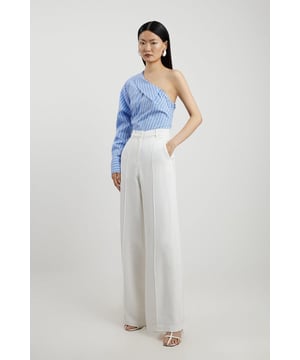 Experience sleek tailoring in a pair of wide leg trousers, featuring a dramatic and ultra comfortable wide leg fit and a comfortable high waistline. Style it with a shirt, and heels for a dressy look perfect for office days and formal events, then with a T-shirt and trainers for a more laid back approach. Premium Woven Viscose Crepe Wide Leg Trouser High Quality Cepe Fabric Comfortable High Waistline Statement Wide Leg Fit Classic Pleat Detailing Pocket AccentsBrowse this seasons women's work trousers or discover the full range of workwear now.