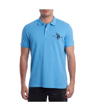 Inspirado en la herencia deportiva de la marca, este polo U.S. Polo Assn. ofrece una combinación perfecta de tradición y modernidad. Diseñado para el hombre que valora la autenticidad, su corte impecable y sus detalles bordados lo convierten en una prenda esencial del armario contemporáneo.

Detalles:
- Cuello clásico tipo polo con tapeta de dos botones.
- Mangas cortas.
- Detalle de ribete tricolor en el interior del cuello.
- Logo U.S. Polo Assn. bordado en el pecho con inscripción “Since 1890”.
- Corte regular que garantiza comodidad y libertad de movimiento.
- Tejido de piqué transpirable de alta calidad.

En U.S. Polo Assn., cada prenda cuenta una historia de autenticidad, tradición y estilo deportivo. Este polo hombre no es solo una prenda básica: representa el legado oficial del deporte del polo y refleja nuestra pasión por la calidad, el diseño y la elegancia casual. Viste con identidad, viste con historia.
 Composición: 100% Algodón
 Cuidados:
Lavar a máquina en frío (máx. 30 °C).
No usar lejía.
Planchar a temperatura baja si es necesario.
Secar al aire, evitar secadora.