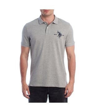 Inspired by the brand's sporting heritage, this US Polo Assn. polo offers a perfect blend of tradition and modernity. Designed for the man who values authenticity, its impeccable cut and embroidered details make it a contemporary wardrobe staple.

 Details:
 - Classic polo-style collar with two-button placket.
 - Short sleeves.
 - Tricolor trim detail on the inside of the neck.
 - US Polo Assn. logo embroidered on the chest with “Since 1890” inscription.
 - Regular cut that guarantees comfort and freedom of movement.
 - High quality breathable piqué fabric.

 At US Polo Assn., every garment tells a story of authenticity, tradition, and sporty style. This men's polo shirt isn't just a staple: it represents the official heritage of the sport of polo and reflects our passion for quality, design, and casual elegance. Dress with identity, dress with history.
 Composition: 100% Cotton
 Care:
Machine wash cold (max. 30°C).
 Do not use bleach.
 Iron at low temperature if necessary.
 Air dry, avoid dryer.