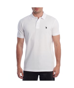 Inspirado en la herencia deportiva de la marca, este polo U.S. Polo Assn. ofrece una combinación perfecta de tradición y modernidad. Diseñado para el hombre que valora la autenticidad, su corte impecable y sus detalles bordados lo convierten en una prenda esencial del armario contemporáneo.

Detalles:
- Cuello clásico tipo polo con tapeta de dos botones.
- Mangas cortas.
- Detalle de ribete en el interior del cuello.
- Logo U.S. Polo Assn. bordado en el pecho.
- Corte regular que garantiza comodidad y libertad de movimiento.
- Tejido de piqué transpirable de alta calidad.

En U.S. Polo Assn., cada prenda cuenta una historia de autenticidad, tradición y estilo deportivo. Este polo hombre no es solo una prenda básica: representa el legado oficial del deporte del polo y refleja nuestra pasión por la calidad, el diseño y la elegancia casual. Viste con identidad, viste con historia.
 Composición: 100% Algodón
 Cuidados:
Lavar a máquina en frío (máx. 30 °C).
No usar lejía.
Planchar a temperatura baja si es necesario.
Secar al aire, evitar secadora.