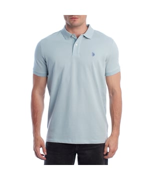 Inspirado en la herencia deportiva de la marca, este polo U.S. Polo Assn. ofrece una combinación perfecta de tradición y modernidad. Diseñado para el hombre que valora la autenticidad, su corte impecable y sus detalles bordados lo convierten en una prenda esencial del armario contemporáneo.

Detalles:
- Cuello clásico tipo polo con tapeta de dos botones.
- Mangas cortas.
- Detalle de ribete en el interior del cuello.
- Logo U.S. Polo Assn. bordado en el pecho.
- Corte regular que garantiza comodidad y libertad de movimiento.
- Tejido de piqué transpirable de alta calidad.

En U.S. Polo Assn., cada prenda cuenta una historia de autenticidad, tradición y estilo deportivo. Este polo hombre no es solo una prenda básica: representa el legado oficial del deporte del polo y refleja nuestra pasión por la calidad, el diseño y la elegancia casual. Viste con identidad, viste con historia.
 Composición: 100% Algodón
 Cuidados:
Lavar a máquina en frío (máx. 30 °C).
No usar lejía.
Planchar a temperatura baja si es necesario.
Secar al aire, evitar secadora.