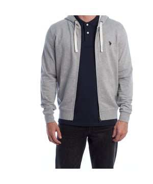 Diseñada para quienes valoran la funcionalidad sin renunciar al estilo, esta sudadera con capucha y cremallera de U.S. Polo Assn. combina confort, diseño contemporáneo y herencia deportiva. Ideal para looks casuales o sesiones deportivas ligeras, se adapta al ritmo del día a día con una estética atemporal.

Detalles:
- Cierre frontal con cremallera completa.
- Capucha forrada con cordón ajustable en contraste.
- Cuello redondo.
- Bolsillos tipo canguro funcionales.
- Logo U.S. Polo Assn. bordado en el pecho.
- Corte entallado que realza la silueta sin perder comodidad.
- Tejido suave y elástico, ideal para uso diario.
- Puños y cinturilla con acabado acanalado.
- Costuras vistas a tono.

En U.S. Polo Assn., cada prenda refleja el espíritu auténtico del deporte del polo. Esta sudadera hombre representa nuestra apuesta por la calidad, el confort y el estilo clásico reinventado para el hombre moderno.
 Composición: 100% Algodón
 Cuidados:
Lavar a temperatura máxima 30º.
Planchar a baja temperatura. 
No usar lejía.
No usar secadora.
No lavar en seco.