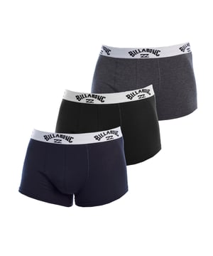 Billabong presenta este pack de bóxers pensado para el hombre moderno que valora el confort sin renunciar a la actitud. Su diseño sobrio con cintura elástica personalizada garantiza ajuste seguro y un estilo casual distintivo. Perfectos para el uso diario gracias a su tejido suave y transpirable.

Detalles:
- Pack de 3 unidades.
- Corte ajustado con tejido elástico que se adapta al cuerpo.
- Banda elástica con logotipo Billabong bordado en contraste.
- Costuras reforzadas para mayor durabilidad.
- Ideal para uso diario o para practicar deporte con comodidad.

Este pack de bóxers hombre representa la fusión perfecta entre funcionalidad, diseño y confort. Cada bóxer ha sido diseñada para acompañar al hombre moderno en su rutina diaria, ofreciendo un ajuste seguro, una sensación suave sobre la piel y una durabilidad que resiste el paso del tiempo y el uso frecuente.
 Composición: 95% Algodón, 5% Elastano
 Cuidados:
Lavar a máquina máx. 40 °C.
No usar lejía.
No secar en secadora.