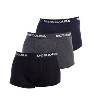 Este pack de 3 bóxers de DC SHOES está diseñado para ofrecer máxima comodidad con un diseño sobrio y funcional. Pensado para el hombre moderno, combina calidad textil con una estética urbana reconocible, gracias a la cintura elástica con el logo distintivo de la marca.

Detalles:
- Pack compuesto por 3 bóxers de corte clásico.
- Cintura elástica con el logotipo DCSHOECOUSA en contraste.
- Ajuste ceñido que ofrece sujeción sin incomodidad.
- Tejido suave de algodón ligero y transpirable para uso prolongado.
- Costuras planas que evitan rozaduras.
- Ideal para el uso diario y el confort durante todo el día.

Una prenda básica que refleja el carácter urbano y funcional de DC SHOES. Este pack de boxers hombre es la elección perfecta para quienes valoran la calidad, la durabilidad y el diseño con identidad propia, incluso en sus prendas más esenciales.
 Composición: 95% Algodón, 5% Elastano
 Cuidados:
Lavar a máquina en frío (máx. 30 °C).
No usar lejía.
No usar secadora.
No planchar.