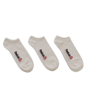 Este pack de 3 pares de calcetines invisibles Reebok ha sido pensado para quienes buscan comodidad, ligereza y funcionalidad en cada entrenamiento o rutina diaria. Con un diseño discreto, estos calcetines se adaptan perfectamente al calzado deportivo sin sobresalir, brindando un ajuste seguro y transpirable.

Detalles:
- Pack de 3 pares.
- Corte invisible ideal para deportivas.
- Tejido suave y elástico de algodón que se adapta al pie.
- Refuerzo en zonas clave para mayor durabilidad.
- Logo Reebok bordado en el lateral.

Con cada producto, Reebok reafirma su compromiso con el rendimiento y la comodidad. Estos calcetines unisex combinan diseño técnico con un estilo limpio para ofrecer una experiencia superior, dentro y fuera del gimnasio.
 Composición: 62% Algodón, 34% Poliéster, 2% Elastano, 2% Poliamida
 Cuidados:
Lavar a máquina en frío (máx. 30 °C).
No usar lejía.
No planchar.
Secar al aire.
