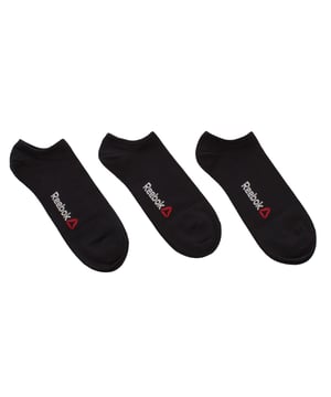Este pack de 3 pares de calcetines invisibles Reebok ha sido pensado para quienes buscan comodidad, ligereza y funcionalidad en cada entrenamiento o rutina diaria. Con un diseño discreto, estos calcetines se adaptan perfectamente al calzado deportivo sin sobresalir, brindando un ajuste seguro y transpirable.

Detalles:
- Pack de 3 pares.
- Corte invisible ideal para deportivas.
- Tejido suave y elástico de algodón que se adapta al pie.
- Refuerzo en zonas clave para mayor durabilidad.
- Logo Reebok bordado en el lateral.

Con cada producto, Reebok reafirma su compromiso con el rendimiento y la comodidad. Estos calcetines unisex combinan diseño técnico con un estilo limpio para ofrecer una experiencia superior, dentro y fuera del gimnasio.
 Composición: 62% Algodón, 34% Poliéster, 2% Elastano, 2% Poliamida
 Cuidados:
Lavar a máquina en frío (máx. 30 °C).
No usar lejía.
No planchar.
Secar al aire.