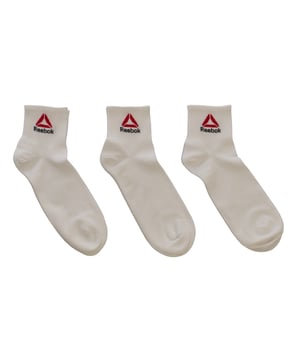 Diseñados para acompañarte tanto en tus entrenamientos como en tu día a día, estos calcetines tobilleros Reebok ofrecen un ajuste cómodo, transpirabilidad y soporte donde más lo necesitas. Confeccionados en un tejido suave y elástico, son ideales para quienes buscan funcionalidad y estilo sin renunciar al confort.

Detalles:
- Pack de 3 pares de calcetines tobilleros.
- Tejido suave y flexible de algodón para un ajuste perfecto.
- Logo Reebok bordado con diseño triangular distintivo.
- Puño elástico que se adapta sin presionar.
- Corte bajo ideal para zapatillas deportivas.

Con Reebok, cada paso cuenta.
Confía en nuestra experiencia en ropa deportiva para brindarte calidad y rendimiento en cada detalle. Este pack de calcetines es una elección segura para quienes exigen más de sus básicos diarios.
 Composición: 57% Algodón, 40% Poliéster, 2% Elastano, 1% Poliamida
 Cuidados:
Lavar a máquina en frío (máx. 30 °C).
No usar lejía.
No planchar.
Secar al aire.