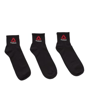 Diese Söckchen Reebok wurden entwickelt, um Sie sowohl beim Training als auch im Alltag zu unterstützen. Sie bieten eine bequeme Passform, Atmungsaktivität und Halt dort, wo Sie ihn am meisten brauchen. Sie bestehen aus einem weichen, dehnbaren Stoff und sind ideal für alle, die Wert auf Funktionalität und Stil legen, ohne auf Komfort verzichten zu müssen.

 Details:
 - Packung mit 3 Paar Söckchen.
 - Weicher und flexibler Baumwollstoff für eine perfekte Passform.
 - Reebok-Logo mit unverwechselbarem dreieckigem Design gestickt.
 - Elastisches Bündchen, das sich anpasst, ohne zu drücken.
 - Niedriger Schnitt, ideal für Turnschuhe.

 Bei Reebok zählt jeder Schritt.
 Vertrauen Sie auf unsere Expertise im Bereich Sportbekleidung, die Qualität und Leistung bis ins kleinste Detail liefert. Dieses Sockenpaket ist eine sichere Wahl für alle, die mehr von ihren täglichen Basics verlangen.
 Komposition: 57 % Baumwolle, 40 % Polyester, 2 % Elastan, 1 % Polyamid
 Pflege:
Maschinenwäsche kalt (max. 30 °C).
 Verwenden Sie kein Bleichmittel.
 Kein Bügeln.
 Lufttrocknen.