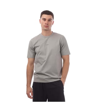 Heren C.P. Company Metropolis Series Gedrukt Logo T-shirt in grijs.- Ronde hals.- Korte mouwen.- Logo print op de borst.- Geverguld licht jersey met hoge ademend vermogen.- Rechte zoom.- Regular fit.- 100% Katoen.- Ref: 18CLTS053A916