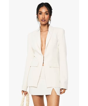 Wrap up in the latest coats and jackets and get out-there with your outerwearBreathe life into your new season layering with the latest coats and jackets from boohoo. Supersize your silhouette in a padded jacket, stick to sporty styling with a bomber, or protect yourself from the elements in a plastic raincoat. For a more luxe layering piece, faux fur coats come in fondant shades and longline duster coats give your look an androgynous edge.