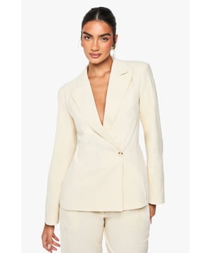 Wrap up in the latest coats and jackets and get out-there with your outerwearBreathe life into your new season layering with the latest coats and jackets from boohoo. Supersize your silhouette in a padded jacket, stick to sporty styling with a bomber, or protect yourself from the elements in a plastic raincoat. For a more luxe layering piece, faux fur coats come in fondant shades and longline duster coats give your look an androgynous edge.