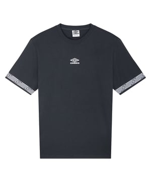 Dit kledingstuk is een essentieel item voor je garderobe en heeft een relaxte pasvorm die zowel comfort als stijl biedt voor je dagelijkse outfit. De ronde hals met ribbelvoorkant voegt een klassieke touch toe, terwijl de geweven patroonband rond de mouwen een unieke en eigentijdse uitstraling geeft. Tot slot spreekt ons geborduurde lifestyle-logo op de voorkant van de borst kwaliteit en authenticiteit uit, waardoor dit t-shirt de perfecte keuze is voor degenen die een combinatie van comfort en mode in hun kleding waarderen.