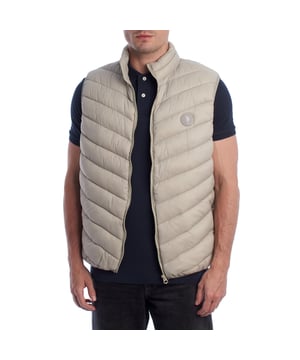 Diseñado para ofrecer confort y protección sin renunciar al estilo, este chaleco acolchado de U.S. Polo Assn. combina ligereza, calidez y elegancia deportiva. Su estructura acolchada proporciona aislamiento térmico ideal para los días de entretiempo, mientras que su diseño limpio y atemporal lo convierte en una prenda versátil para cualquier ocasión.

Detalles:
- Corte regular con cuello alto para mayor cobertura.
- Cierre frontal con cremallera resistente de alta calidad.
- Acolchado ligero que retiene el calor sin añadir volumen.
- Logo U.S. Polo Assn. en relieve en el pecho, símbolo de autenticidad y tradición.
- Diseño funcional ideal para llevar solo o como capa adicional.

Desde 1890, en U.S. Polo Assn. diseñamos prendas inspiradas en los valores del polo: elegancia, rendimiento y autenticidad. Este chaleco es una expresión de ese legado, pensado para el hombre moderno que vive con dinamismo y estilo.
 Composición: 100% Poliamida Reciclada
 Cuidados:
Lavar a mano.
No usar lejía.
No secar en secadora.
No planchar.