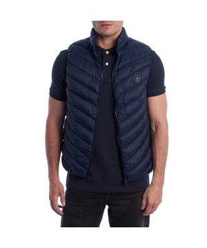 Diseñado para ofrecer confort y protección sin renunciar al estilo, este chaleco acolchado de U.S. Polo Assn. combina ligereza, calidez y elegancia deportiva. Su estructura acolchada proporciona aislamiento térmico ideal para los días de entretiempo, mientras que su diseño limpio y atemporal lo convierte en una prenda versátil para cualquier ocasión.

Detalles:
- Corte regular con cuello alto para mayor cobertura.
- Cierre frontal con cremallera resistente de alta calidad.
- Acolchado ligero que retiene el calor sin añadir volumen.
- Logo U.S. Polo Assn. en relieve en el pecho, símbolo de autenticidad y tradición.
- Diseño funcional ideal para llevar solo o como capa adicional.

Desde 1890, en U.S. Polo Assn. diseñamos prendas inspiradas en los valores del polo: elegancia, rendimiento y autenticidad. Este chaleco es una expresión de ese legado, pensado para el hombre moderno que vive con dinamismo y estilo.
 Composición: 100% Poliamida Reciclada
 Cuidados:
Lavar a mano.
No usar lejía.
No secar en secadora.
No planchar.