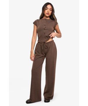 Trousers are a more sophisticated alternative to skinniesTrousers take on a realxed silhouette for the new season, with sports tailoring setting the trends and the wide leg one to watch. Pick printed palazzo pants for a dramatic day time look and tone down with a basic tee, or go for androgynous appeal in tapered man pants and wear with worn-in trainers for a trend-led twist.