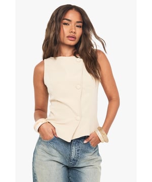Steal the style top spot in a statement separate from the tops collectionCamis or crops, bandeaus or bralets, we've got all the trend-setting tops so you can stay statement in separates this season. Hit refresh on your jersey basics with pastel hues and pick a quirky kimono to give your ensemble that Eastern-inspired edge. Off the shoulder styles are oh-so-sweet, with slogans making your tee a talking point.