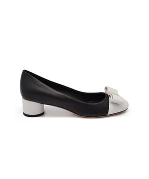 Ivrea Salvatore Ferragamo Pumps aus schwarz-weißem Leder.Ikonisches Knoten Vara und Ferragamo-Plakette. 4 cm Absatz. Made in Italy.