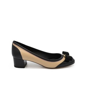 Zapatos de tacón Salvatore Ferragamo bicolor en piel beige y charol negro.Arco en el frente.Tacón 4 cm.Suela de cuero.Made in Italy.