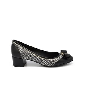 Zapatos de tacón Salvatore Ferragamo bicolor en piel negra y blanca.Arco en el frente.Tacón 4 cm.Suela de cuero.Made in Italy.