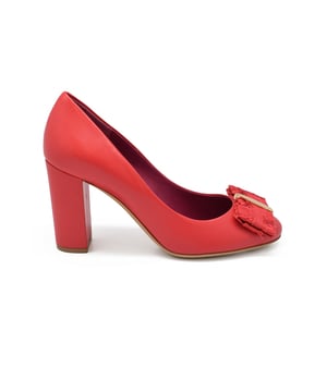 Zapatos de tacón Salvatore Ferragamo en piel rosa con lazo en la parte delantera.Tacón 8 cm.Suela de cuero.Made in Italy.