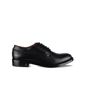 Derbies Cunningham Burberry en charol negro.Logo TB plateado en la suela.Cierre con cordones negros.Suela de cuero.Made in Italy.