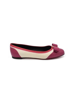 Bailarinas de piel rosa y crema con punta redonda.Lazo en la parte delantera con placa logo dorada.Plantilla de marca. Tacón de 1 cm.100% cuero.suela de goma.Made in Italy.
