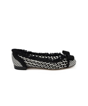 El cuero blanco y negro sin tirantes Varina Salavatore Ferragamo con flecos. Lazo icónico de Vara y placa de la firma Ferragamo.Made in Italy.
