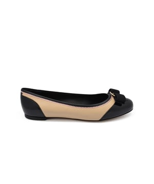 Zweifarbige Salvatore Ferragamo Ballerinas aus beige Leder und schwarz Lackleder.Knoten an der Vorderseite. Ledersohle.Made in Italy.