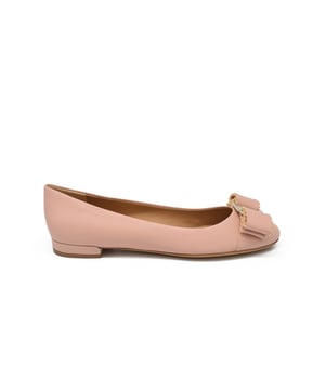 Bailarinas Varina Salvatore Ferragamo en piel rosa empolvado.Lazo icónico de Vara y placa de la firma Ferragamo.Tacón 1 cm.Made in Italy.