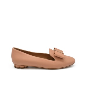 Slippers Salvatore Ferragamo en piel color nude con punta redonda.Tacón de lazo y flor dorada.Tacón 1 cm. Made in Italy.