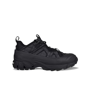 Sneakers Burberry Arthur en piel negra y goma.Lona con emblemático motivo Burberry negro en los laterales.Suela de goma.Logotipo blanco en relieve en el talón.Cierre de cordones.Cuello acolchado.Puntera redondeada.Made in Italy.