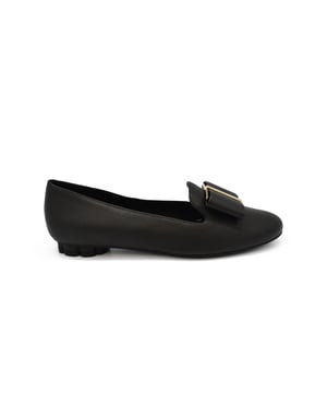 Slippers Salvatore Ferragamo en piel negra con punta redonda.Lazo y tacón flor dorada.Tacón 1 cm. Made in Italy.