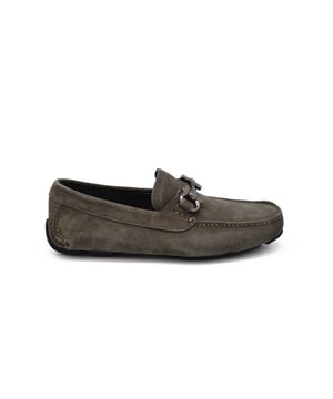 Mocasines Driver Salvatore Ferragamo con horsebit Gancini cosido a mano en ante gris.Made in Italy.