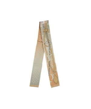 Empfohlener Verkaufspreis
Das Louis Vuitton Monogram Confidential Bandeau besticht durch seine moderne Ästhetik. Mit den charakteristischen Monogram-Motiven, den ikonischen Schultergurten, Ketten und Vorhängeschlössern zelebriert dieses exklusive Design die Lederwarentradition von Louis Vuitton. Das vielseitige Design lässt sich leicht als Haarschmuck stylen oder an den Henkeln einer Tasche befestigen, um einen verspielten Touch zu verleihen.
Gesicherte Produktauthentizität: Dieses Produkt wird von einem renommierten und vertrauenswürdigen Partner geliefert.
Mit diesem Kauf bewahren Sie ikonische Handwerkskunst, würdigen das Erbe und genießen die Schönheit des bewussten Einkaufens. Maße: Breite: 190 mm, Länge: 296 mm