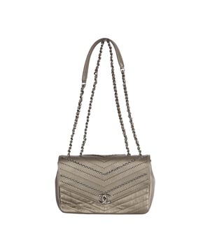 Die Chevron Flap Bag von Chanel aus der Herbst/Winter-Kollektion 2018 besteht aus Kalbsleder in Metallic-Silber, das für ein glitzerndes Aussehen und eine faszinierende Textur sorgt. Sie verfügt über verzierte Ketten, die mit Lederriemen verwoben sind, und winzige Paillettennieten, die in der Mitte das Chevron-Muster bilden. Der Schultergurt ist sowohl mit der verwobenen Kette als auch mit einem Lederriemen verziert, sodass er sich bequem über der Schulter tragen lässt.
Anmerkungen: Der Aufkleber auf dem Metallverschluss mit CC-Logo ist noch intakt.
Lieferumfang: Staubbeutel, Box, Authentifizierungskarte.
NFT-Option verfügbar. Mehr erfahren.
Gesicherte Produktauthentizität: Dieses Produkt wird von einem renommierten und vertrauenswürdigen Partner geliefert.
Mit diesem Kauf bewahren Sie ikonische Handwerkskunst, würdigen das Erbe und genießen die Schönheit des bewussten Einkaufens. Maße: Breite: 610 mm, Höhe: 381 mm